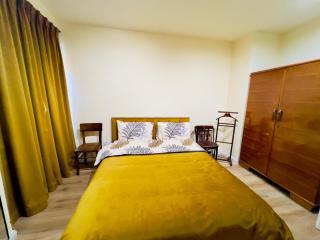 Sweet Yellow Palace, Pazari i Ri - 1