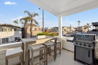 Steps from the SandBoardwalk Outdoor Dining Parking and Patio in Newport - Newport Beach - 8