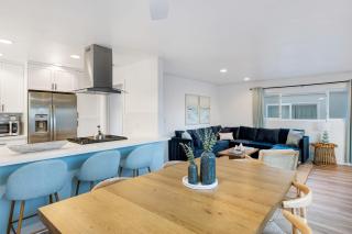 Steps from the SandBoardwalk Outdoor Dining Parking and Patio in Newport - Newport Beach - 6