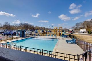 Fire Pit and Pool Access Cozy Cabin in Sevierville! - Sevierville - 9