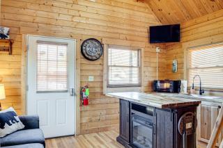 Fire Pit and Pool Access Cozy Cabin in Sevierville! - Sevierville - 5