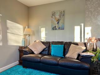 The Orchid-Central Beeston-Private Apartment-SmartTV-Free Wi-Fi-Tram-Parking - 6