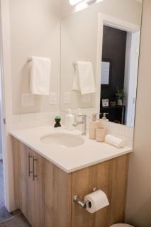 Stylish Western-Inspired Stay - Sleeps 6 - Near Stampede & Downtown - Calgary - 4