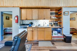 4 Mi to Estes Park Riverfront Cabin with Hot Tub! - 5