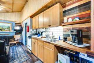 4 Mi to Estes Park Riverfront Cabin with Hot Tub! - 4