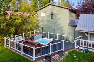 Whitefish Luxury Escape w hot tub, fenced in yard - 8