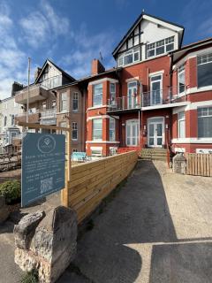 Stunning 2 Bedroom Beach Apartment With Garden - Rhos-on-Sea - 9