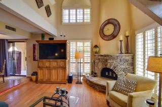 Centrally Located Escape with Pool Access in Phoenix - Phoenix - 1