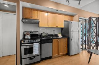 Cozy Apartment at Dundas Square! - 9