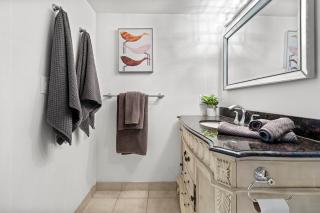 Cozy Apartment at Dundas Square! - 7