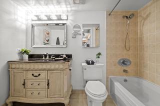 Cozy Apartment at Dundas Square! - 6