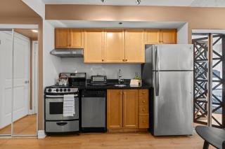 Cozy Apartment at Dundas Square! - 4