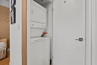 Cozy Apartment at Dundas Square! - 2