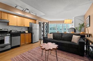 Cozy Apartment at Dundas Square! - 1