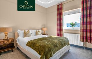 Spacious House, 5 Beds, 2 x Superking en-suites, 3 x Kingsize rooms, 4 Bathrooms, Fully Equipped, GREAT FOR FAMILIES and GROUPS, FREE Parking for 4 Large Vehicles, FREE KIDS ACTIVITIES and PLAY AREA, GOLFING GAMES, POKER TABLE by ORION SHORT STAYS - 3