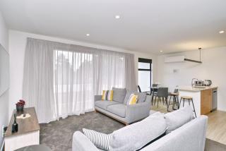 Modern Comfort 2BR Townhouse Near CBD - Christchurch Holiday Homes - Christchurch - 1