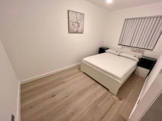 Entire Modern 2- Bedroom Apartment Modern Comfort Near Central London - Bromley - 1