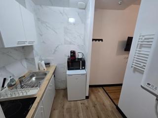 E0 - Beau studio en intramuros, rénové climatisé - 4