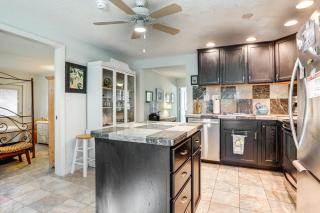 Englewood Bungalow 1 Mi to Beach Pets Welcome! - Englewood - 2