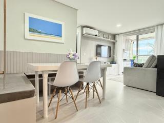 Passos da praia c/ piscina apto iluminado e novo - 1