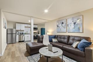 Modern 2BR Near Mercedes Benz Stadium Sleeps 6 Free Parking and Yard - Atlanta - 9