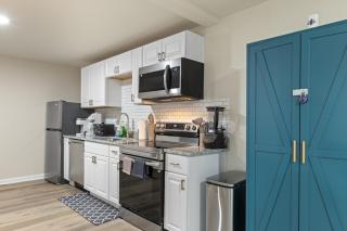 Modern 2BR Near Mercedes Benz Stadium Sleeps 6 Free Parking and Yard - Atlanta - 6