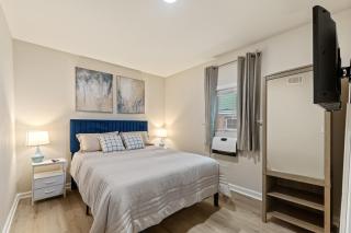 Modern 2BR Near Mercedes Benz Stadium Sleeps 6 Free Parking and Yard - Atlanta - 3