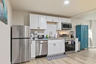 Modern 2BR Near Mercedes Benz Stadium Sleeps 6 Free Parking and Yard - Atlanta - 2