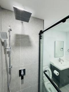 Spacious Room2, Airport, Free Pkg, Sep Entrance, New Renovation, Shared bathroom - 7
