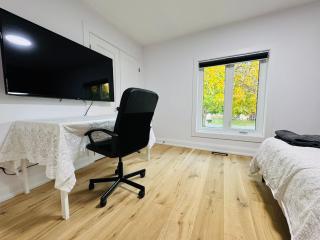 Spacious Room2, Airport, Free Pkg, Sep Entrance, New Renovation, Shared bathroom - 6