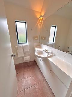 Bush Inn Court Motel - 8