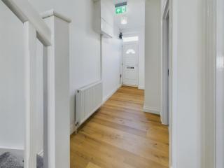 Sleek 6-bed Townhouse with Garden - Bristol - 6