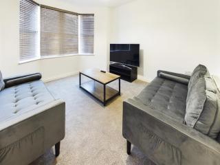 Sleek 6-bed Townhouse with Garden - Bristol - 5