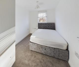 Sleek 6-bed Townhouse with Garden - Bristol - 3