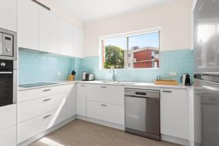 Bright 2-Bed Unit with Parking by the Beach - Sídney - 1