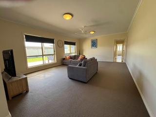 Dean's on McQueen - Pet Friendly Outside - 4