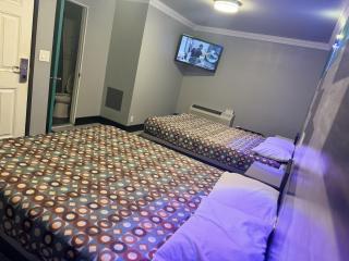 Bob's Motel - 8