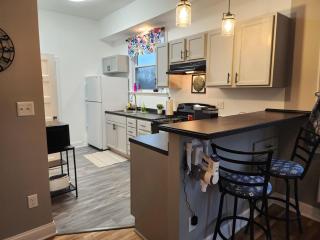 Spacious 2BR Apt Downtown, 2 Blocks from State Capitol - Topeka - 1