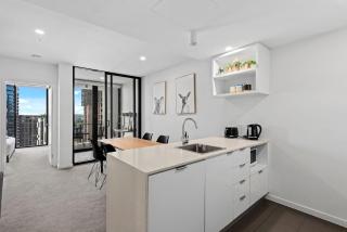 King Bed, Mountain Views & Best Southbank Location - 6