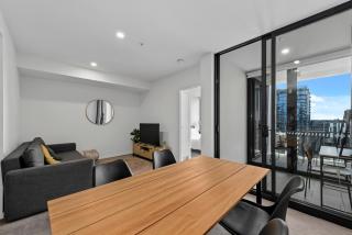 King Bed, Mountain Views & Best Southbank Location - 2