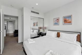 King Bed, Mountain Views & Best Southbank Location - 4