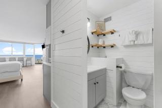 FANTASTIC FULLY RENOVATED Beach Front Condo - Incredible View - Top of the Gulf 321 - Panama City Beach - 4