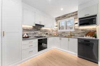 2BR Plus Free Parking - Airport Luxury Retreat - Sydney - 8