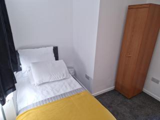 Large Swindon House Big Garden for Photoshoot - 6