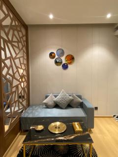 Luxurious Studio with Panoramic Glass Wall By Moonlit Stays - 0