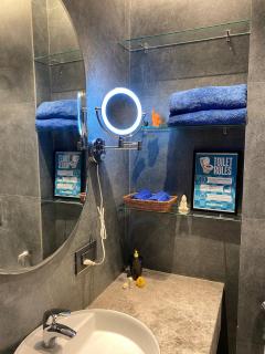 Luxurious Studio with Panoramic Glass Wall By Moonlit Stays - Ghaziabad - 7