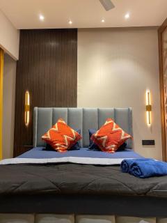 Luxurious Studio with Panoramic Glass Wall By Moonlit Stays - 1