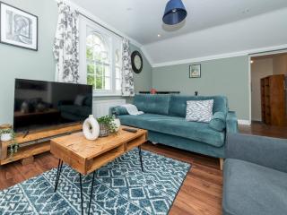 Charming Victorian Flat Modern Amenities Parking - Pass the Keys - 7