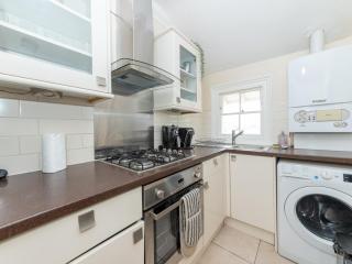Charming Victorian Flat Modern Amenities Parking - Pass the Keys - 2