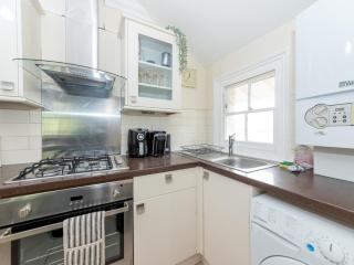 Charming Victorian Flat Modern Amenities Parking - Pass the Keys - 1